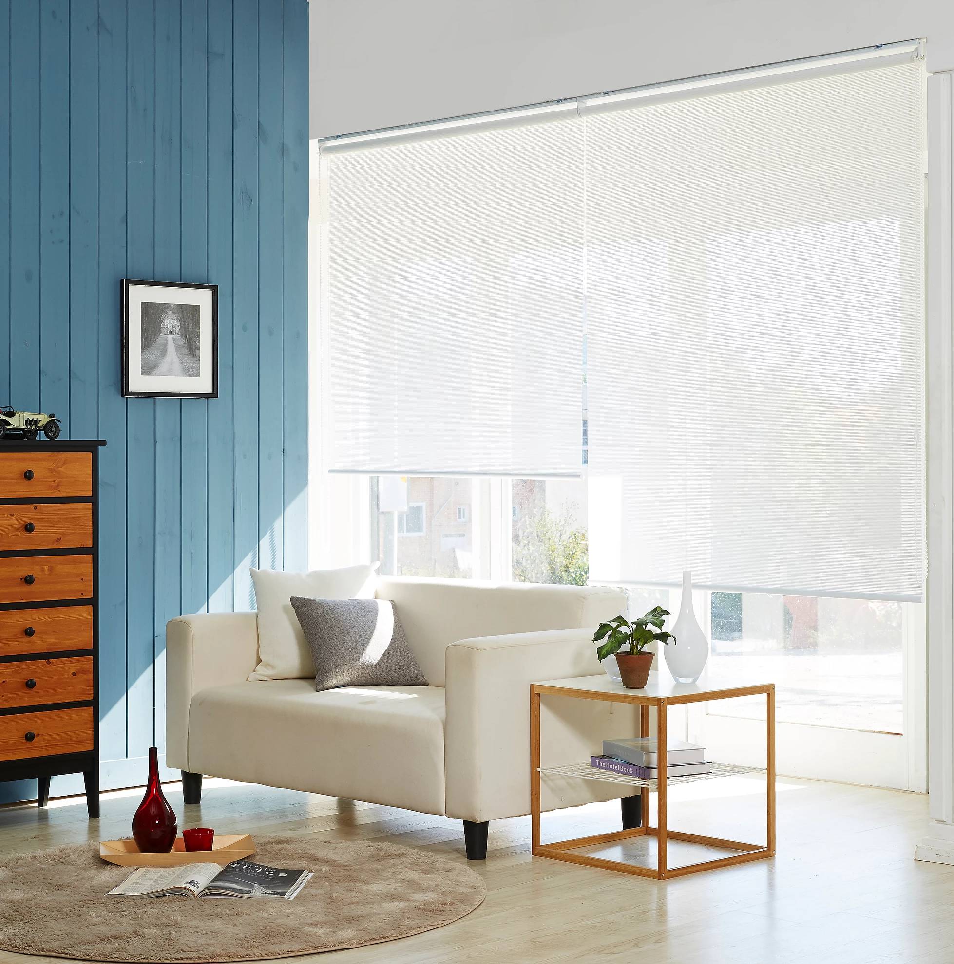 Living room con cortinas roller sollar